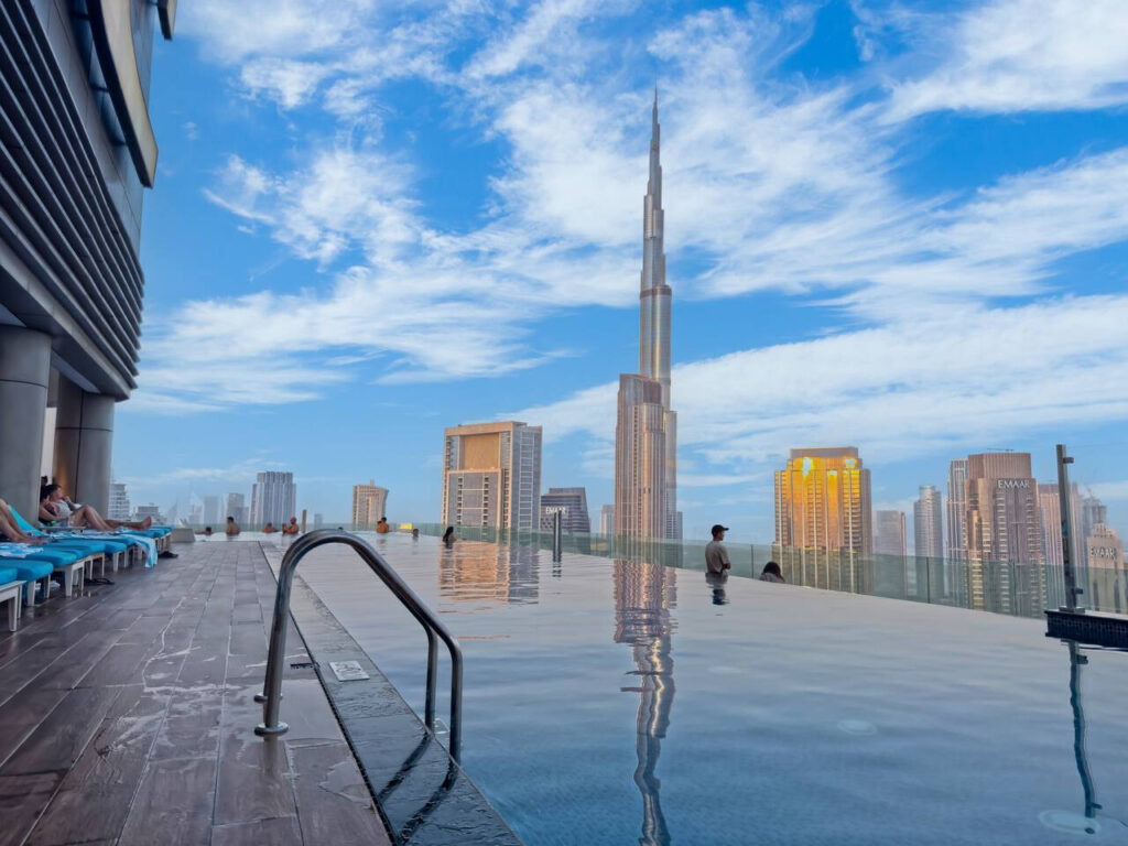 with Pool+Gym | 7 mins to Dubai Mall | 3 King Beds